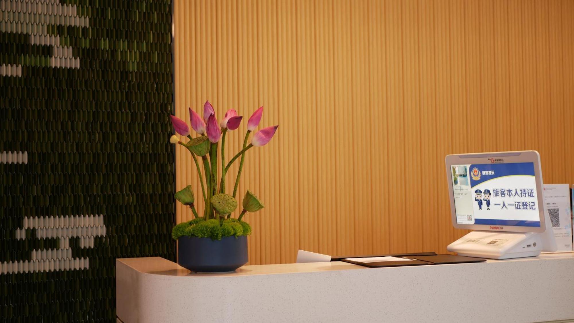 Hilton Garden Inn Shenzhen Airport,Enjoy 24-Hour One Way Free Delivery From Hotel To Shenzhen Baoan Airport On The Hour Eksteriør billede