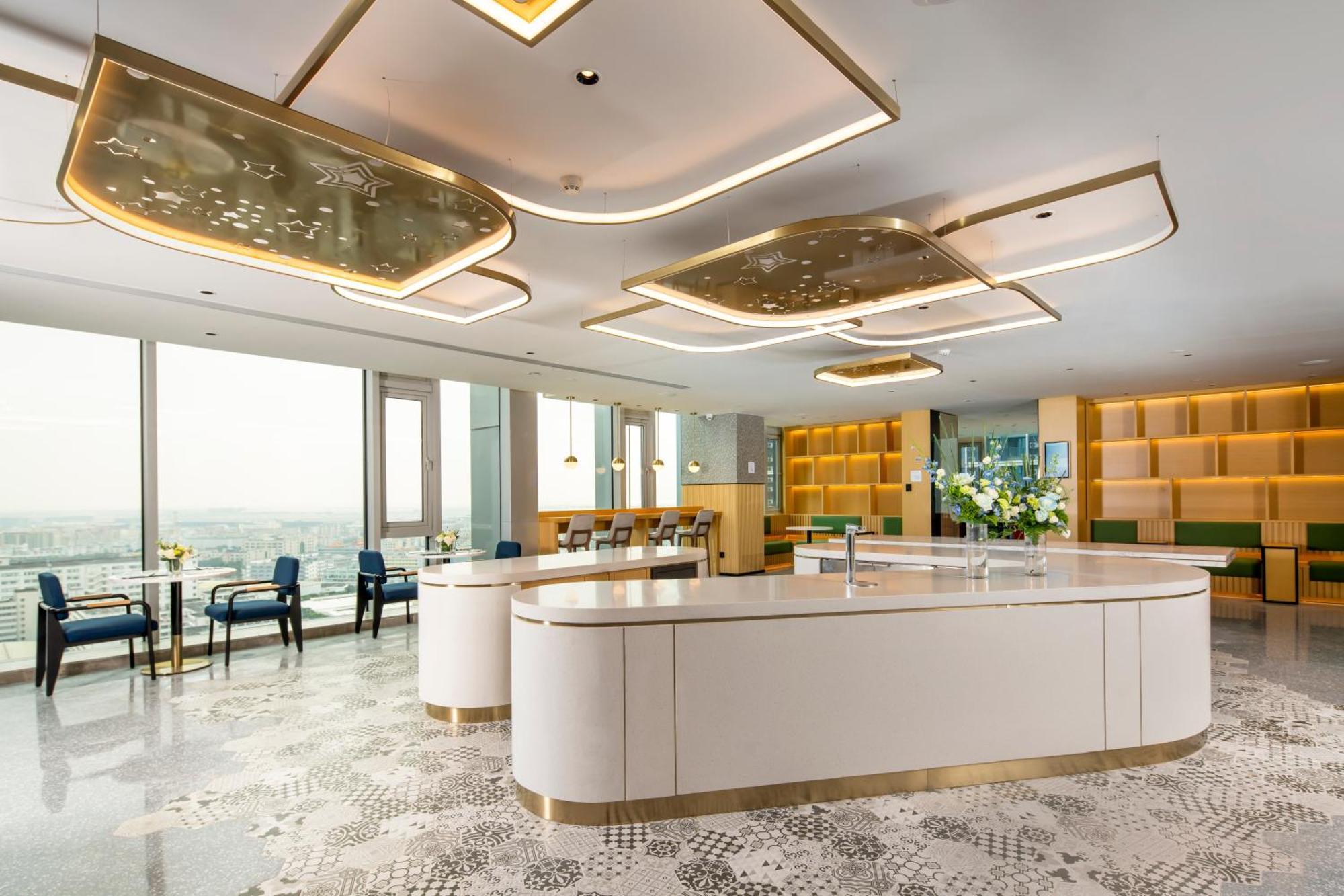 Hilton Garden Inn Shenzhen Airport,Enjoy 24-Hour One Way Free Delivery From Hotel To Shenzhen Baoan Airport On The Hour Eksteriør billede