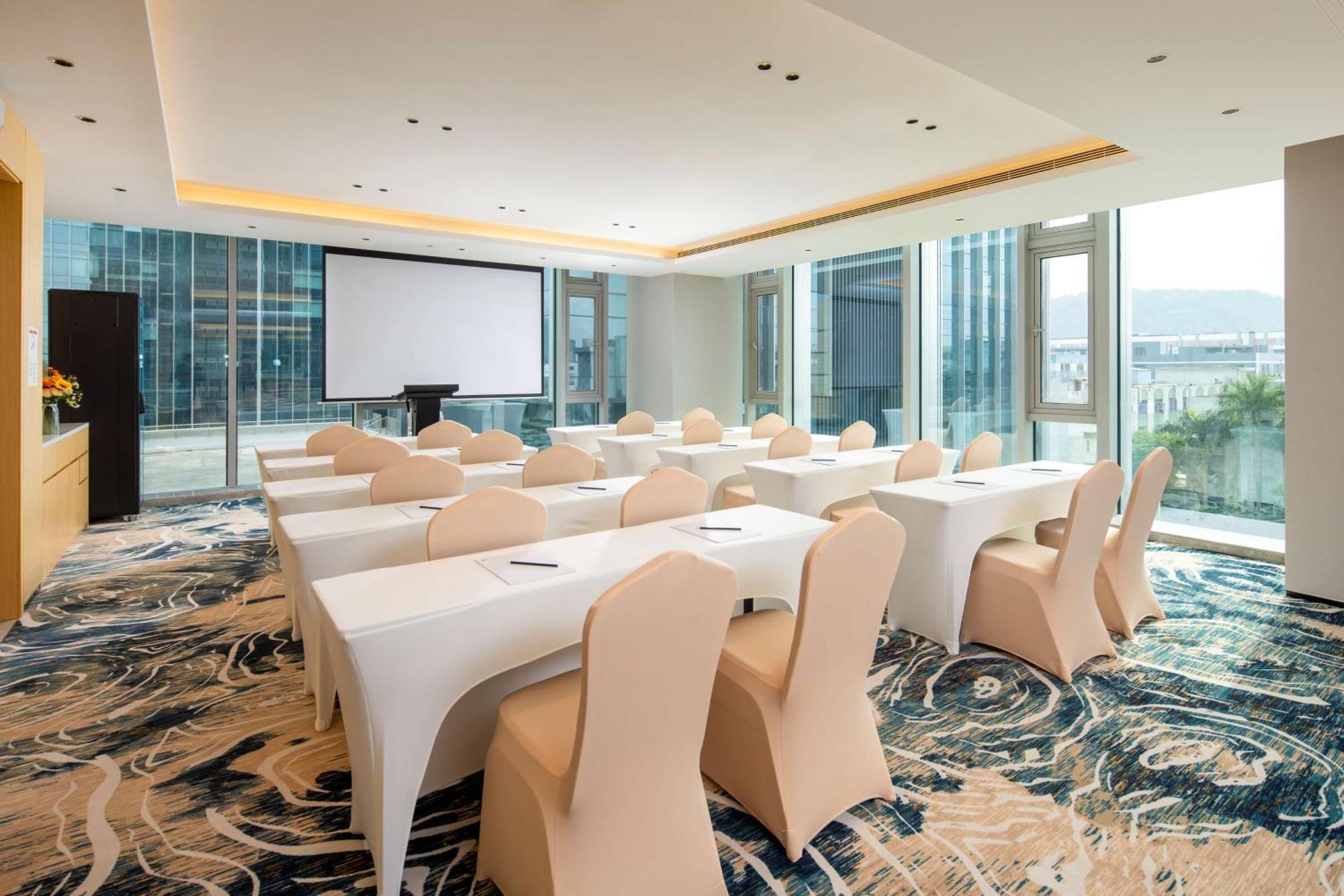 Hilton Garden Inn Shenzhen Airport,Enjoy 24-Hour One Way Free Delivery From Hotel To Shenzhen Baoan Airport On The Hour Eksteriør billede